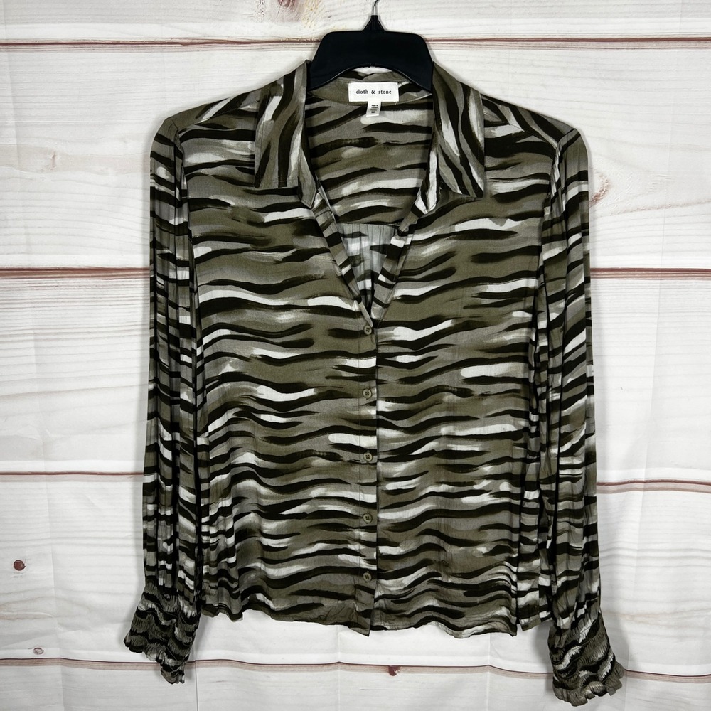 Cloth & Stone Button Down Shirt Womens XL Green Abstract Animal Smocked Cuff